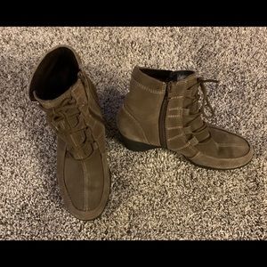Aerosoles Size 6.5M suede brown wedge zip boot